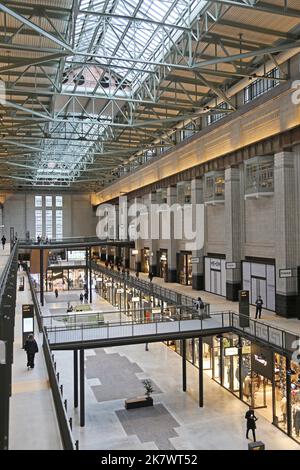 Innenansicht der Turbine Hall A im neu renovierten Battersea Power Station, London, Großbritannien. Eröffnet Im Oktober 2022. Jetzt gibt es Bars, Geschäfte und Kinos. Stockfoto