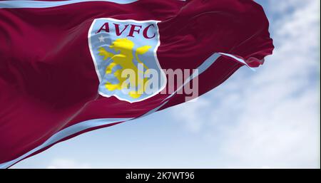 Birmingham, Großbritannien, 2022. Mai: Die Flagge des Aston Villa Football Club winkt an einem klaren Tag im Wind. Aston Villa ist ein professioneller Fußballverein mit Sitz in i Stockfoto
