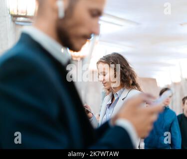 Hintergrundbild von Menschen in der U-Bahn-Kreuzung. Stockfoto