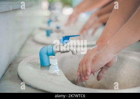 Verhindern der Ausbreitung von COVID-19 durch häufiges Händewaschen mit Seifenwasser und häufiges Reiben von Nägeln und Fingern oder Verwenden eines Händedesinfektionsmittels Stockfoto