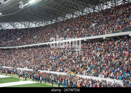 Zuschauer auf dem Podium des Stadions Lviv-Arena. Stockfoto