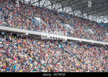 Zuschauer auf dem Podium des Stadions Lviv-Arena. Stockfoto