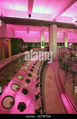 Control Room B, eine Bar und ein Restaurant im neu renovierten Battersea Power Station, London, Großbritannien. Eröffnet Im Oktober 2022. Zeigt das ursprüngliche Schaltgetriebe an. Stockfoto