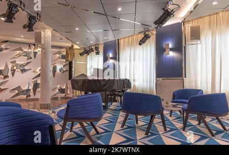 Le Piano Bar au pont 7 du navire de Croisière Costa Smeralda au Port de Marseille, Frankreich le 02/10/2022. Stockfoto