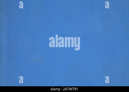 Marineblaue oder sapphirine Wand, Textur, Hintergrund. Die Gebäudewand, gestrichen mit Farbe auf Wasserbasis. Glatte (flache) Oberfläche in blauer Farbe Stockfoto