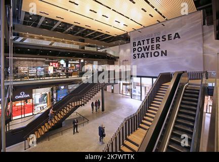 Haupteingang zu den Turbinenhallen im neu renovierten Battersea Power Station, London, Großbritannien. Eröffnung Im Oktober 2022. Jetzt gibt es Bars, Geschäfte und Kinos. Stockfoto