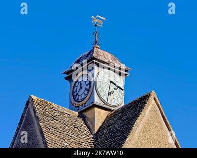 Uhr und Sonnenuhr am Buttercross, Witney, Oxfordshire Stockfoto