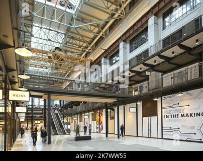 Innenansicht der Turbine Hall A im neu renovierten Battersea Power Station, London, Großbritannien. Eröffnet Im Oktober 2022. Jetzt gibt es Bars, Geschäfte und Kinos. Stockfoto