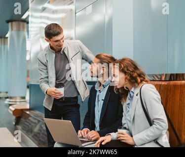 Junge Geschäftsleute diskutieren Arbeitsfragen auf der U-Bahn-Plattform . Stockfoto