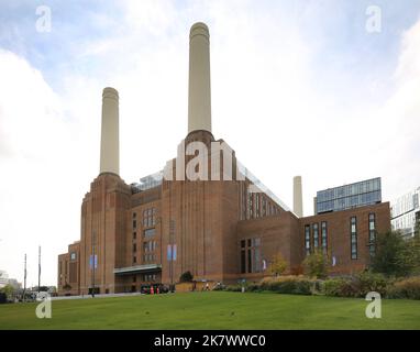 Außenansicht des neu eröffneten Battersea Power Station Reentwicklungsbereichs, London, Großbritannien. Eröffnet Im Oktober 2022. Zeigt den Park am Flussufer und den Eingang. Stockfoto