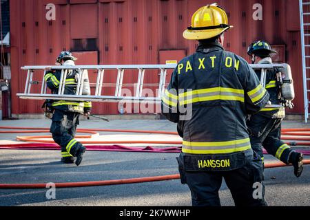 Oakham, Paxton, Princeton, Rutland und West Boylston Fire Departments im Worcester Fire Department Training Center Stockfoto