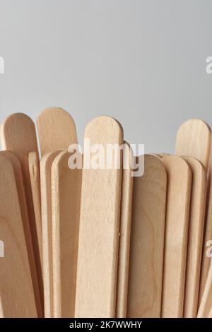 Nahaufnahme eines Bündels von Eisstäbchen aus Holz, isoliert auf neutralgrauem Hintergrund Stockfoto