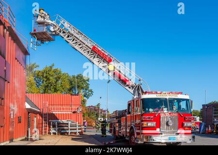 Oakham, Paxton, Princeton, Rutland und West Boylston Fire Departments im Worcester Fire Department Training Center Stockfoto