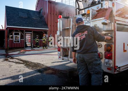 Oakham, Paxton, Princeton, Rutland und West Boylston Fire Departments im Worcester Fire Department Training Center Stockfoto