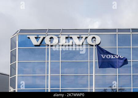 Oslo, Norwegen - 14. Oktober 2022: Nahaufnahme des Volvo-Schildes auf dem Gebäude und der Flagge ist zu sehen. Stockfoto