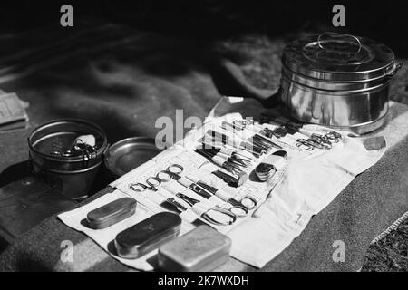 Alte Medizinische Und Chirurgische Instrumente. Viele Chirurgische Instrumente Für Die Chirurgie. Alte Verschiedene Metallische Medizinische Instrumente Objekte. Retro-Edelstahl-Op Stockfoto