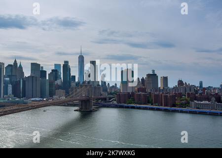 Eine Luftaufnahme von Manhattan entlang des East River über die malerische Brooklyn Bridge in New York City, USA. Stockfoto