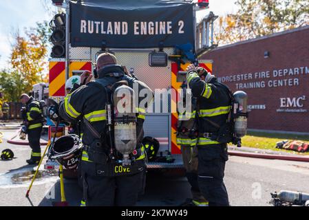 Oakham, Paxton, Princeton, Rutland und West Boylston Fire Departments im Worcester Fire Department Training Center Stockfoto