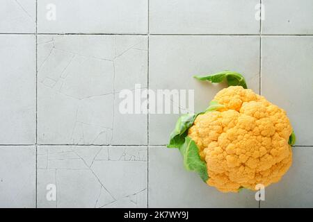 Colorfu-Blumenkohl. Verschiedene Art von Blumenkohl auf Steinfliesen grauen Beton Hintergrund. Violette, gelbe, weiße und grüne Farbkabbage. Brokkoli und Stockfoto