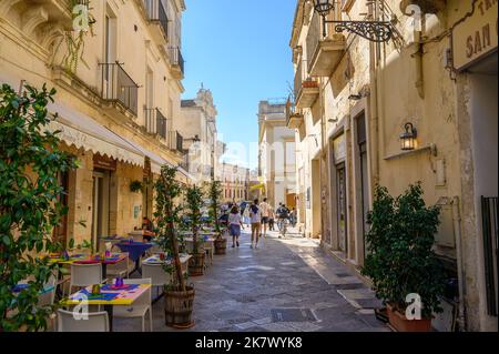 Die Fußgängerzone Via Giuseppe Libertini ist eine Hauptstraße im Zentrum von Lecce voller Geschäfte und Restaurants. Apulien (Apulien), Italien. Stockfoto