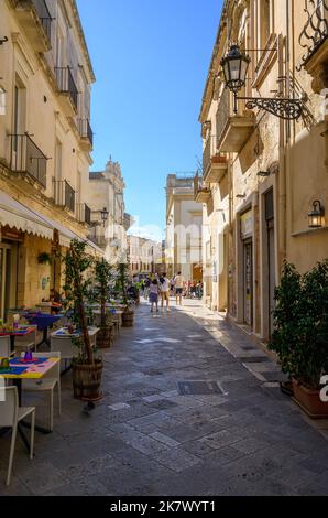 Die Fußgängerzone Via Giuseppe Libertini ist eine Hauptstraße im Zentrum von Lecce voller Geschäfte und Restaurants. Apulien (Apulien), Italien. Stockfoto