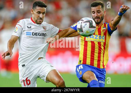 Jesus Navas vom FC Sevilla und Jose Gaya von Valencia spielten während des La Liga-Spiels zwischen dem FC Sevilla und dem FC Valencia am 18. Oktober 2022 im Sanchez Pizjuan Stadium in Sevilla, Spanien. (Foto von Antonio Pozo / PRESSIN) Stockfoto