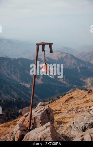 Rote Glocke auf dem Gipfel des Berges Bukreev bei Almaty in Kasachstan. Stockfoto