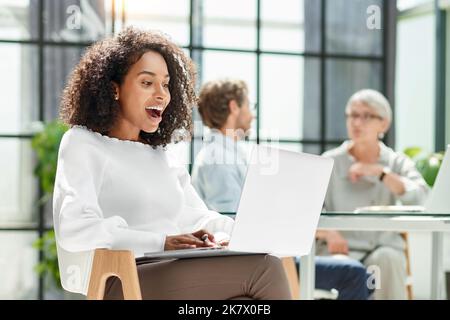 Businesswoman Blick auf den Laptop-Bildschirm mit Überraschung . Stockfoto