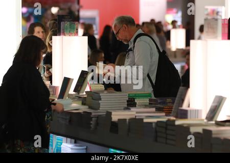 Frankfurt, Deutschland. 19. Oktober 2022. Am 19. Oktober 2022 besuchen Menschen die Frankfurter Buchmesse 74. in Frankfurt. Hier wurde am Dienstagabend die Frankfurter Buchmesse 74., die größte ihrer Art weltweit, mit zahlreichen Bühnen auf dem Messegelände und mehr als 2.000 Veranstaltungen eröffnet. Quelle: Du Zheyu/Xinhua/Alamy Live News Stockfoto