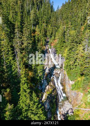 Luftaufnahme des Flusses und des Wasserfalls mit grünen Bäumen in der kanadischen Berglandschaft Stockfoto