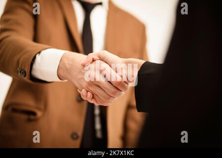 Geschäftsmann Hände schütteln, erfolgreiche Geschäftsmann Handshake nach gutem Deal für beide Unternehmen Geschäftsleute Handshake nach Abschluss der Sitzung Stockfoto