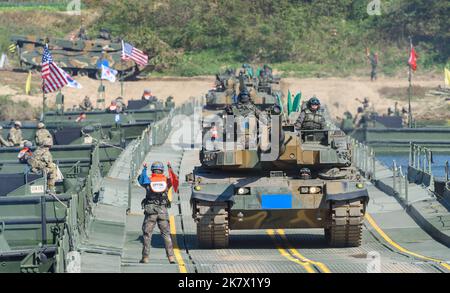 Yeoju, Südkorea. 19. Oktober 2022. Die K-2-Panzer der südkoreanischen Armee überqueren eine schwimmende Brücke während einer gemeinsamen Flusskreuzungsübung zwischen Südkorea und den USA im Rahmen der jährlichen Hoguk-Militärübung in Yeoju. Das nordkoreanische Militär warnte Südkorea davor, die so genannten „Provokationen in Frontbereichen“ einzustellen, nachdem es als Reaktion auf die im Süden im Gange stehenden Feldübungen erneut Hunderte von Artilleriebögen in maritime Pufferzonen in der Nähe seiner Grenze abgefeuert hatte. (Bild: © Kim Jae-Hwan/SOPA Images via ZUMA Press Wire) Stockfoto