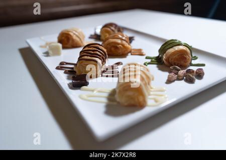 Traditionelles arabisches Dessert - ein Tablett mit einer Vielzahl von Süßigkeiten - kreative, leckere Kuchen aus dem Nahen Osten - arabische Küche Stockfoto
