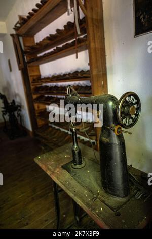 Alte Nähmaschine in der Werkstatt eines Schuhmachers Stockfoto