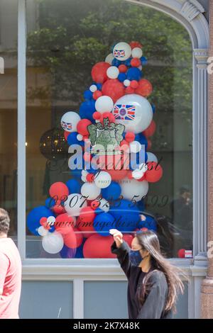 Dekorationen mit Unionsflaggen sind im Zentrum Londons vor den Feierlichkeiten zum Platin-Jubiläum zu sehen. Stockfoto