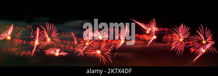 Feiertagsfeuerwerk mit Platz für die Silvesterfeier. Stockfoto