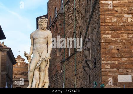 FLORENZ, ITALIEN - 12. SEPTEMBER 2018: Die Figur des Neptun ist ein Fragment des Neptunbrunnens auf dem Platz Signoria. Stockfoto