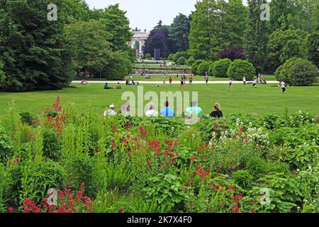 MAILAND, ITALIEN - 19. MAI 2018: Diese nicht identifizierten Menschen ruhen am Abend im Sempione-Park. Stockfoto