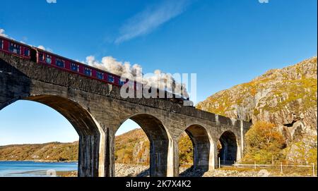 Jacobite Steam Train Crossing the Eight Arch Nan Uamh Viaduct West Coast Railway line Scotland in October Stockfoto