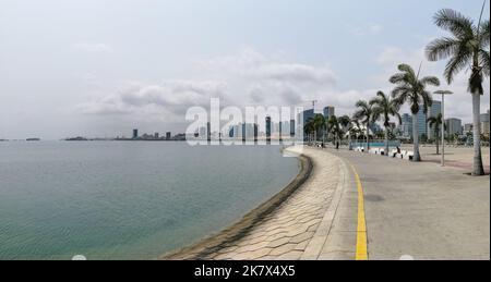 Luanda Angola - 09 17 2022: Panoramablick auf die Luanda Bucht und Luanda marginal, Fußgängerweg mit tropischen Palmen, Downtown Lifestyle, Taxi Stockfoto