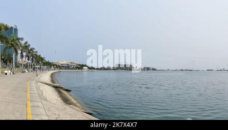 Luanda Angola - 09 17 2022: Panoramablick auf die Luanda Bucht und Luanda marginal, Fußgängerweg mit tropischen Palmen, Downtown Lifestyle, Taxi Stockfoto