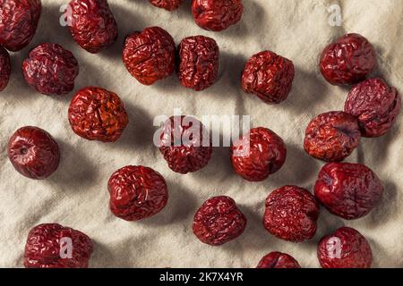 Gesunde Bio asiatische Jujube Rote Datteln in einem Haufen Stockfoto