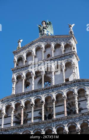 Lucca Toskana Italien September 2022 San Michele in Foro (ad foro, im Forum) ist eine römisch-katholische Basilika in Lucca, Toskana, Mittelitalien, b Stockfoto