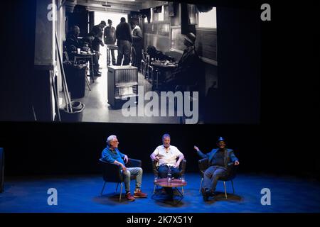Von links nach rechts: Emyr Young, Glenn Edwards, Vanley Burke, beim Eye Photography Festival 2022, im Aberystwyth Arts Center, in Aberystwyth, Wales, 7. Oktober 2022. Stockfoto