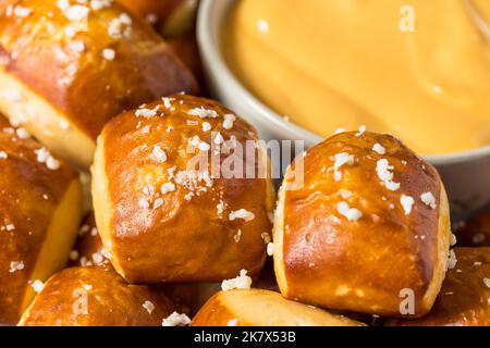 Hausgemachte kleine Pretzelbites mit Bierkäse Stockfoto