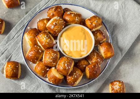 Hausgemachte kleine Pretzelbites mit Bierkäse Stockfoto