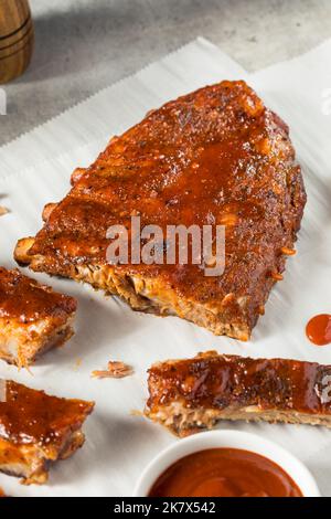 Hausgemachte BBQ-Rippchen im Stil einer „La“-Küche mit Sauce Stockfoto
