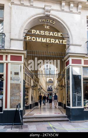 Eingang zur Passage Pommeraye, einer historischen verglasten Einkaufspassage im Zentrum von Nantes, Frankreich. Stockfoto