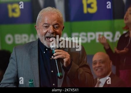 Sao Paulo, Brasilien. 19. Oktober 2022. São PAULO, SP - 19.10.2022: LULA SE ENCONTRA COM EVANGÉLICOS SP - der ehemalige Präsident Luiz Inácio Lula da Silva (PT), Präsidentschaftskandidat der Koalition Brasil da Esperança, nimmt an einem Treffen mit Evangelikalen am Mittwoch (19) in São Paulo Teil. (Foto: Roberto Casimiro/Fotoarena) Quelle: Foto Arena LTDA/Alamy Live News Stockfoto