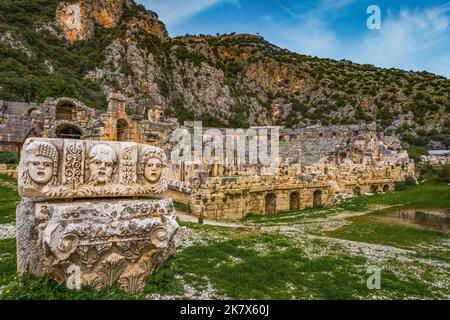 Steintheatergesichter und Masken in der antiken Stadt Myra. Altes Myra Theater im Hintergrund. Demre, Antalya Stockfoto